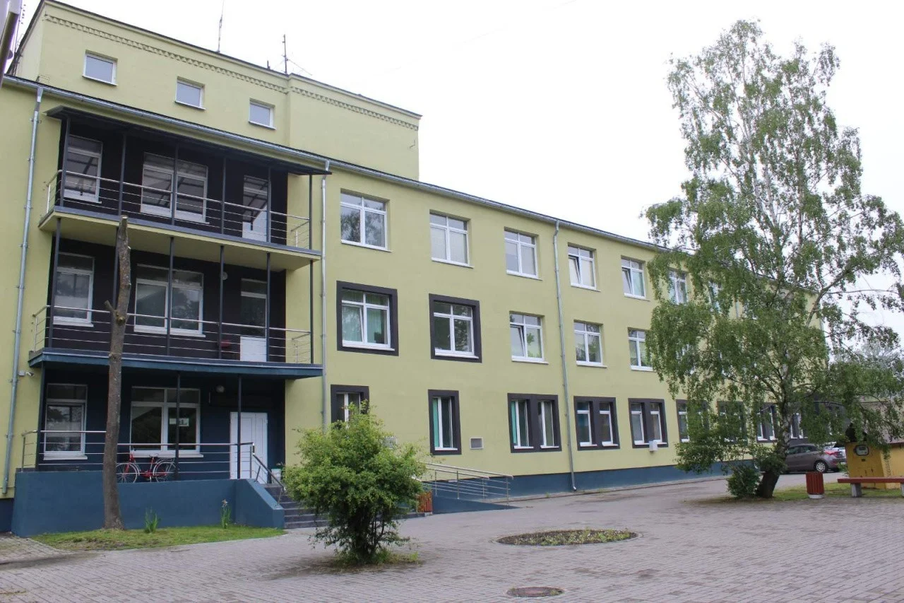  В больнице Пионерского отремонтировали фасад стационара и коридоры поликлиники