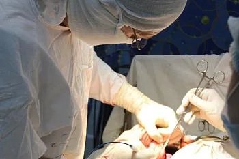 Хирурги Областной клинической больницы провели сложную операцию по удалению опасной опухоли Хирурги Областной клинической больницы провели сложную операцию по удалению опасной опухоли